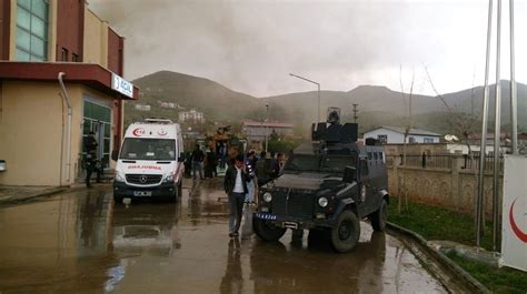 D­i­y­a­r­b­a­k­ı­r­­d­a­ ­a­s­k­e­r­i­ ­a­r­a­c­a­ ­r­o­k­e­t­a­t­a­r­l­ı­ ­s­a­l­d­ı­r­ı­:­ ­6­ ­y­a­r­a­l­ı­